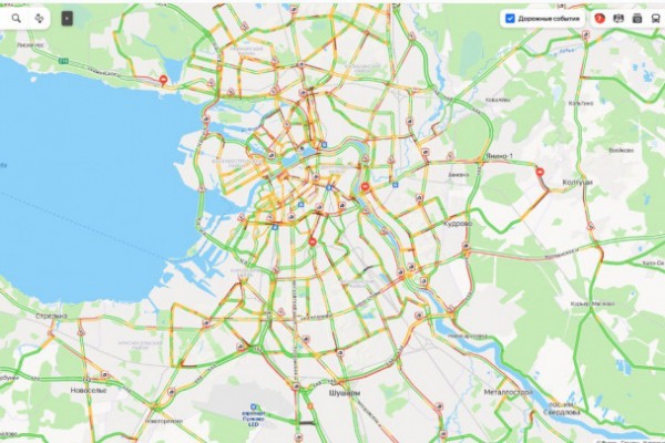 Петербург встал в красных пробках. На выездах - еще хуже