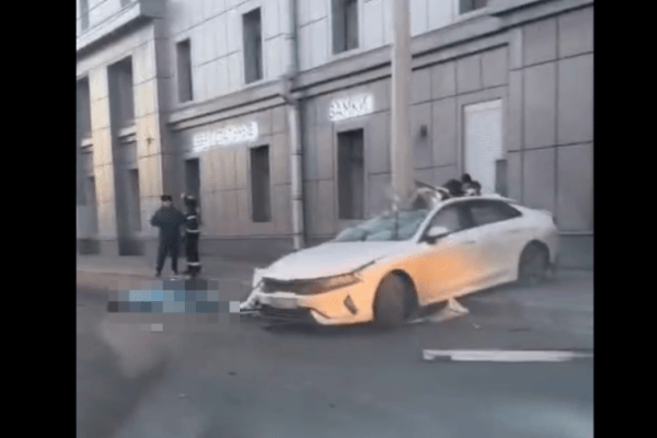 В Петербурге Kia влетела в столб. Погиб водитель, в больнице пассажирка В Петербурге Kia влетела в столб. Погиб водитель, в больнице пассажирка