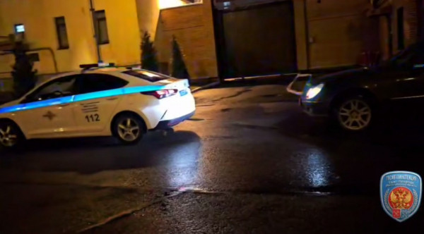 Водитель Mercedes устроил дрифт у остановки и едва не сбил людей