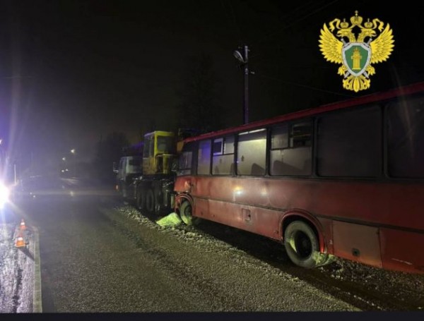В Ломоносовском районе автобус въехал в "КамАЗ". Пятеро пострадавших
