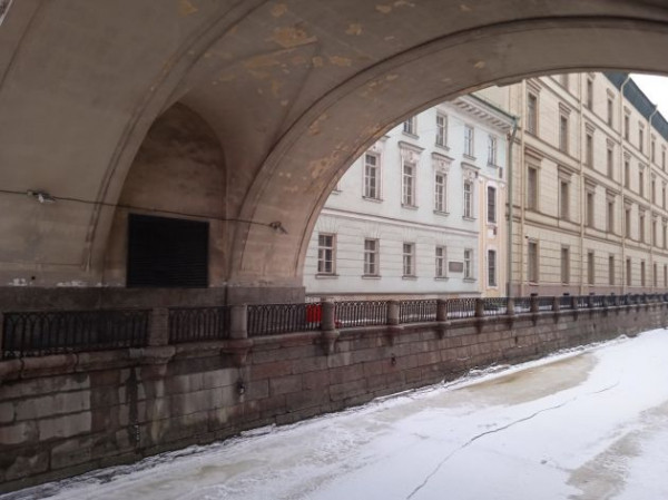 Без бинокля не разберешь. Кто должен стоять у Эрмитажа вместо доски Газпрома Без бинокля не разберешь. Кто должен стоять у Эрмитажа вместо доски Газпрома