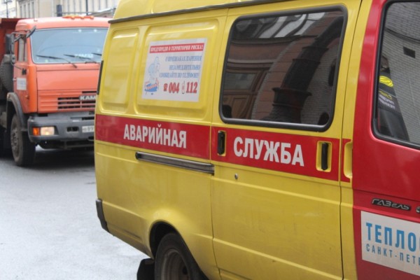 Коммунальная авария на Байконурской улице затопила проезжую часть Коммунальная авария на Байконурской улице затопила проезжую часть