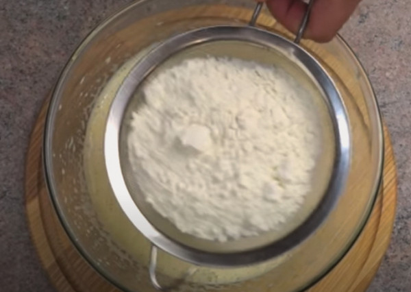 Пышная шарлотка с яблоками в духовке классическая