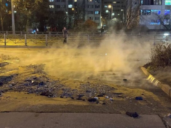 На улице Петербурга прорвало трубу с горячей водой. Пострадал пожилой мужчина