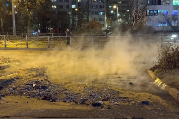 На улице Петербурга прорвало трубу с горячей водой. Пострадал пожилой мужчина
