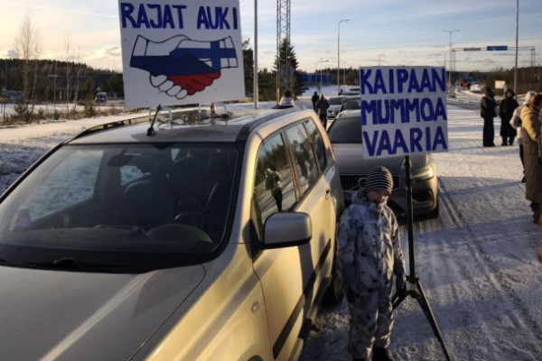 В Финляндии почти 200&nbsp;машин жали клаксон&nbsp;у российских границ. Просят пустить к родственникам