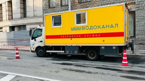 &laquo;Водоканал&raquo; направил две бригады для ликвидации прорыва воды на проспекте Тореза
