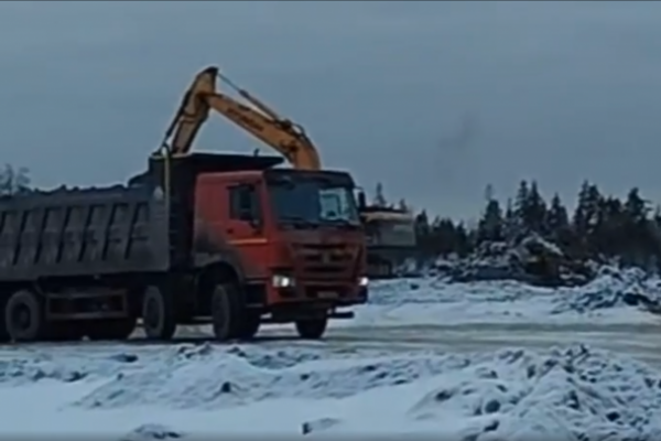 Пока "генералы" песчаных карьеров сидят, их технику не щадят. Под Выборгом изъяты экскаватор и три самосвала