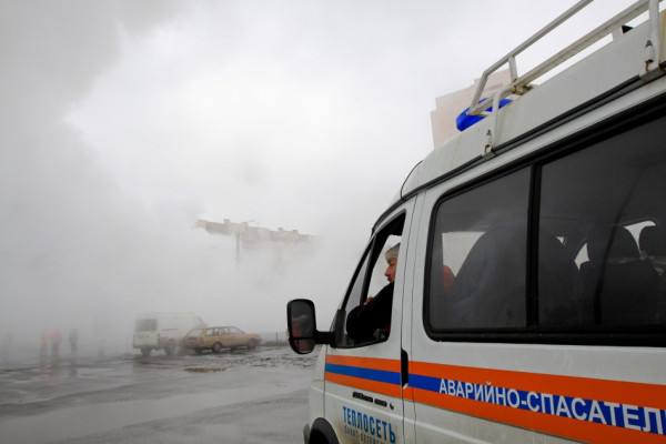 Пешеходный переход на Пулковской улице ушел под воду из-за аварии на трубе
