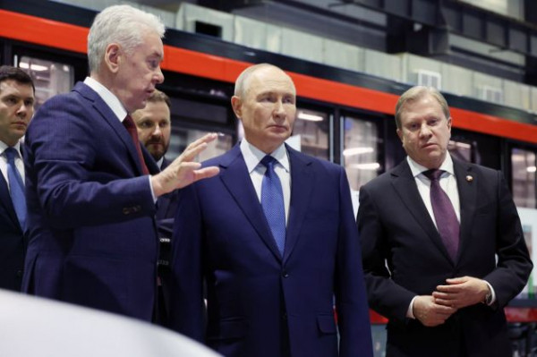 Познакомился с беспилотниками и велел вывести роботов в правовое поле. Путин побывал в депо Москвы
