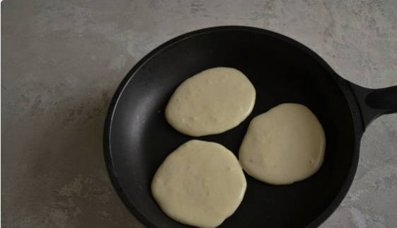 Пышные панкейки на молоке классические на сковороде Пышные панкейки на молоке классические на сковороде