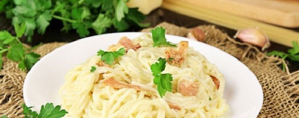 Паста карбонара с беконом и сливками классическая