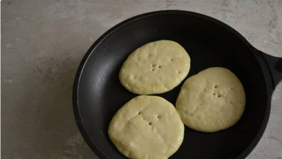 Пышные панкейки на молоке классические на сковороде Пышные панкейки на молоке классические на сковороде