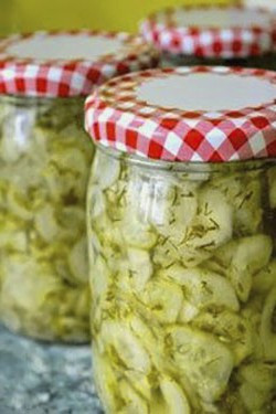 Салат из огурцов с луком и растительным маслом на зиму