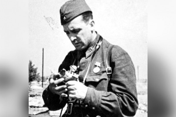 Застолье с пулеметом. Зачем журналисту для отваги нужна "лейка"