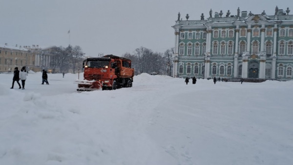 В Петербурге вывезли больше 2 тысяч кубометров снега с дворов и проездов