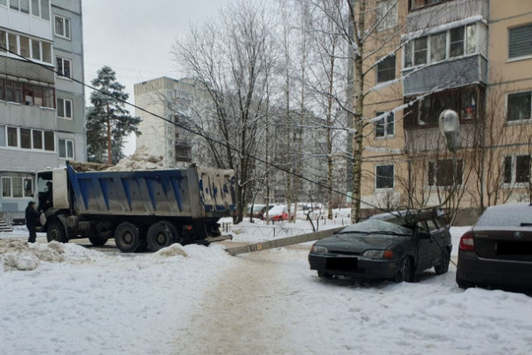 Фонарный столб рухнул на машину при уборке снега в Сертолово - фото и видео