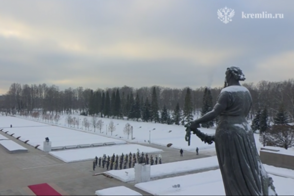 Путин возложил венок к «Матери-Родине» на Пискаревском кладбище Путин возложил венок к «Матери-Родине» на Пискаревском кладбище