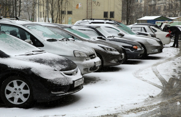 В центре Петербурга мужчина расстрелял припаркованный Mercedes из пневматики