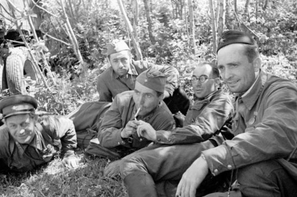 Застолье с пулеметом. Зачем журналисту для отваги нужна "лейка"