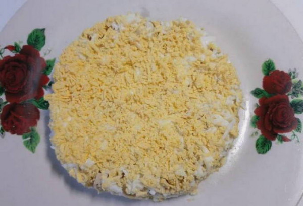 Салат Мимоза с сыром и консервами классический