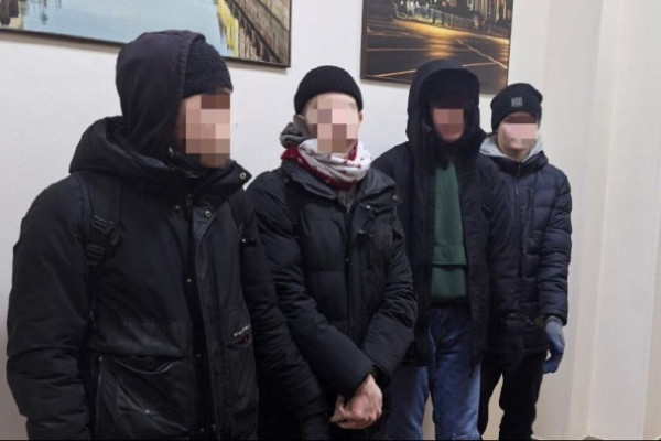 Четверо с камерами и ломом взломали выход на крышу ЖК в Петербурге. Спускались уже без техники и с росгвардейцами - фото и видео