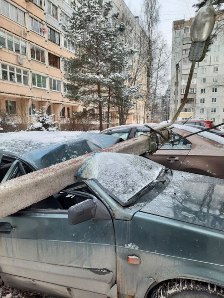 Фонарный столб рухнул на машину при уборке снега в Сертолово - фото и видео