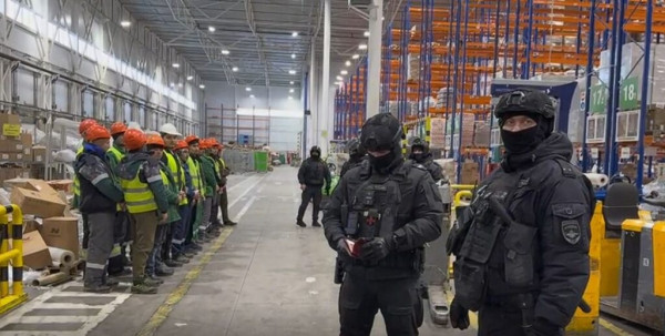 Полиция провела рейды во всех 140 петербургских «Перекрестках» — сколько нелегалов нашли Полиция провела рейды во всех 140 петербургских «Перекрестках» — сколько нелегалов нашли