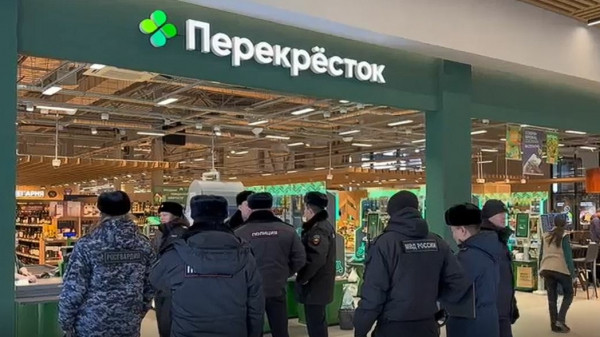 Полиция провела рейды во всех 140 петербургских «Перекрестках» — сколько нелегалов нашли Полиция провела рейды во всех 140 петербургских «Перекрестках» — сколько нелегалов нашли