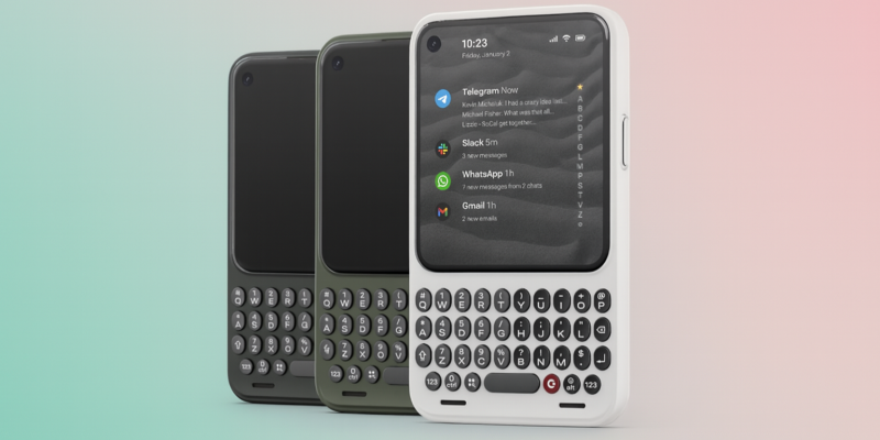 Представлен ретро-смартфон Clicks Communicator с QWERTY‑клавиатурой