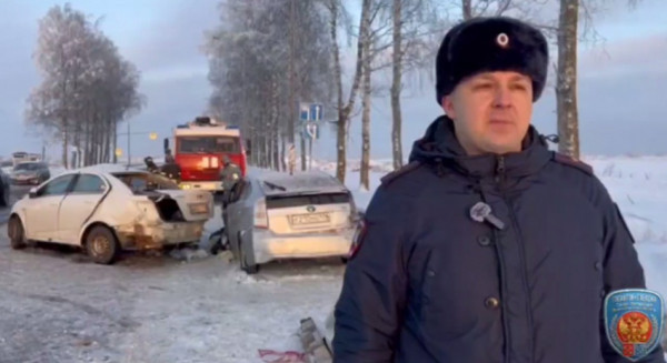 Три человека госпитализированы после столкновения военного ГАЗ и двух легковушек на Светогорском шоссе