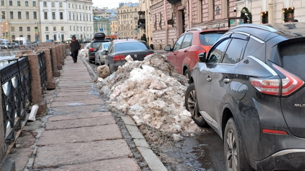 В Петербурге не хватает мест для вывоза снега с городских улиц