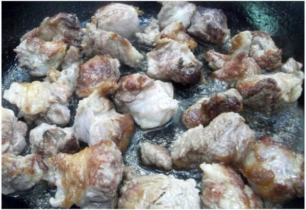 Жареная свинина с луком на сковороде