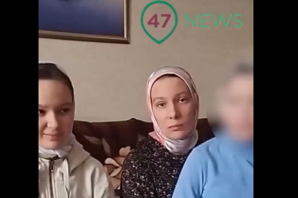 Пропавшие сестры из Петербурга записали видео - с матерью и в платках Пропавшие сестры из Петербурга записали видео - с матерью и в платках