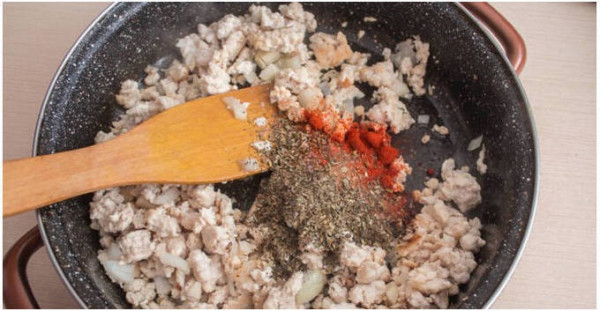 Макароны по-флотски с фаршем на сковороде