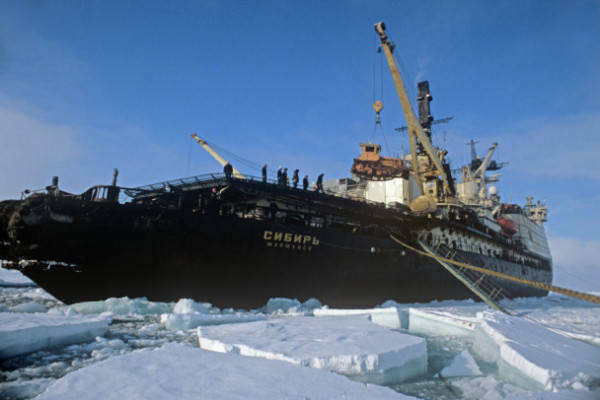 Ледокольную помощь из Арктики решили направить на порты Ленобласти