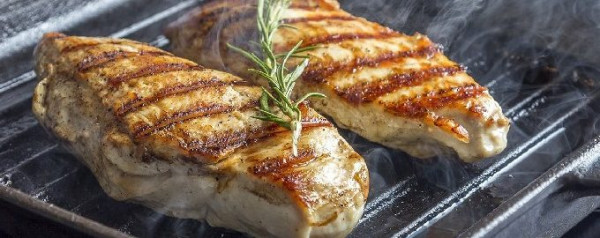 Филе куриной грудки на сковороде Филе куриной грудки на сковороде