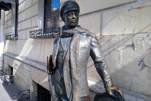 Давайте выпьем. На кого в Петербурге похож бронзовый Остап Бендер