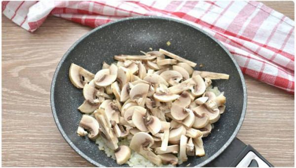 Макароны по-флотски с фаршем на сковороде