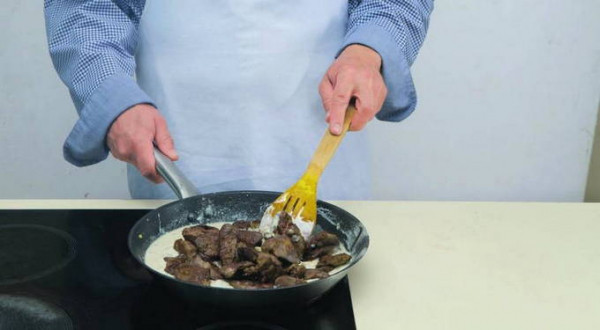Куриная печень в сметане с луком на сковороде