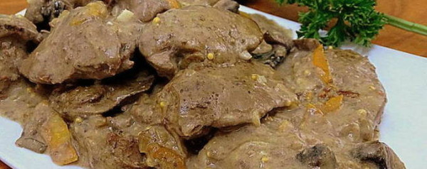Куриная печень в сметане с луком на сковороде