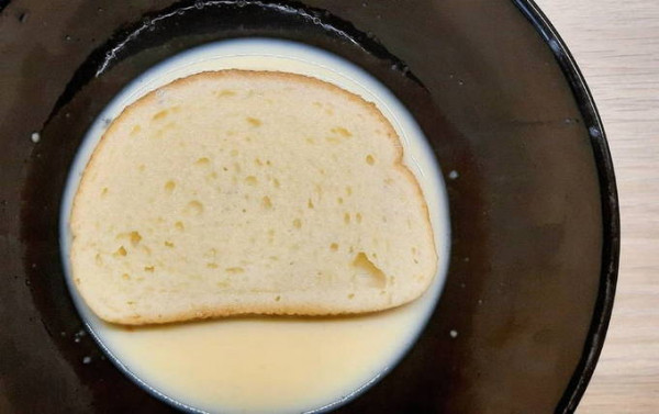 Гренки с яйцом и молоком на сковороде