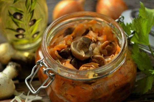 Солянка с капустой и грибами на зиму в банках