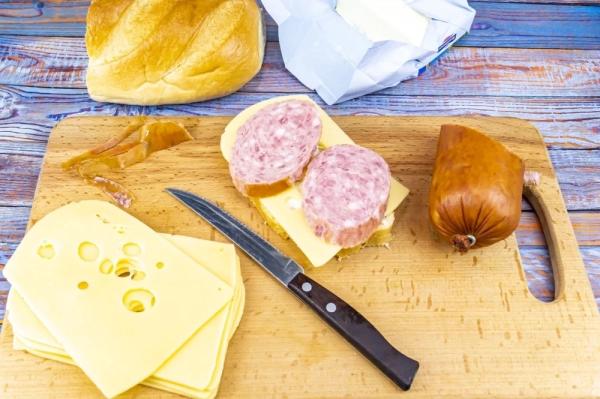 
        С сыром или колбасой? Какой бутерброд самый полезный    