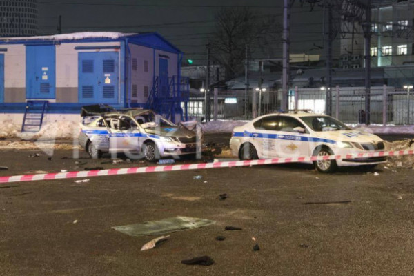 При подрыве автомобиля ДПС в Москве один сотрудник полиции погиб, двое ранены. Подрывник мог приехать из Петербурга