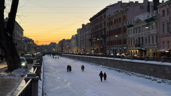 Гулявший по льду Невы футболист чудом остался жив