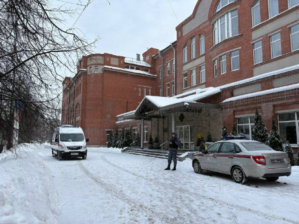Силовики задержали неадекватную женщину за попытки пробраться в гимназию №56