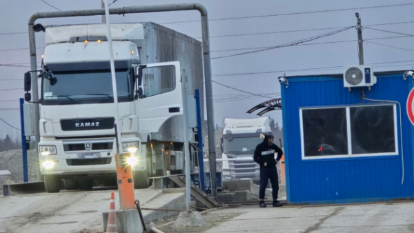 У полигона &laquo;Новый Свет&raquo; Эконадзор Ленобласти проверял грузовики с отходами, наказана треть шоферов