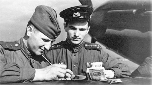 Пожертвовать сберкнижкой для фронта не хотите ли? Взгляд в личное Пожертвовать сберкнижкой для фронта не хотите ли? Взгляд в личное