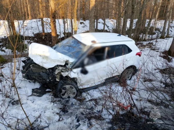 Под Гатчиной разбились Hyundai и Mitsubishi, один водитель погиб